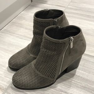 Bar III boots